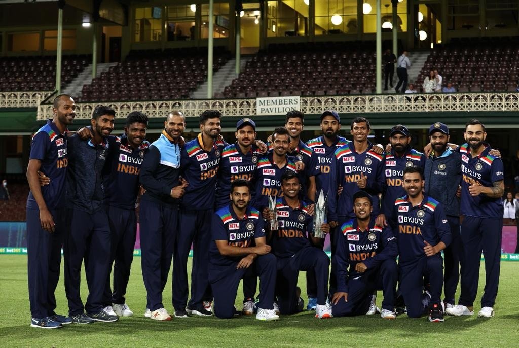 Natarajan poses with the T20I trophy with the Indian team | Getty Images