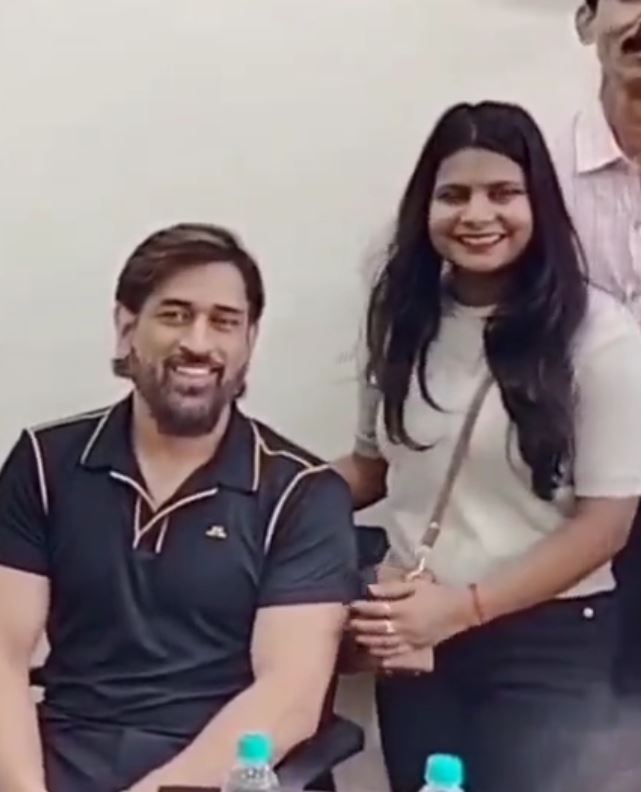 MS Dhoni with his fan | X