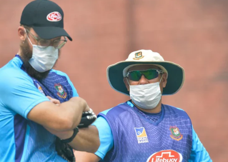 Daniel Vettori and Russell Domingo wore masks | AFP