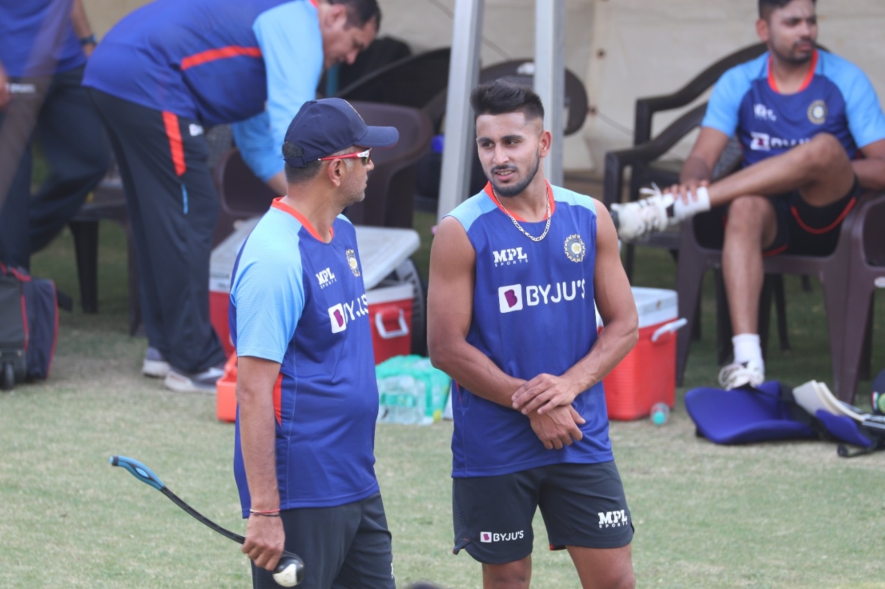Umran Malik interacting with India head coach Rahul Dravid I BCCI/Twitter