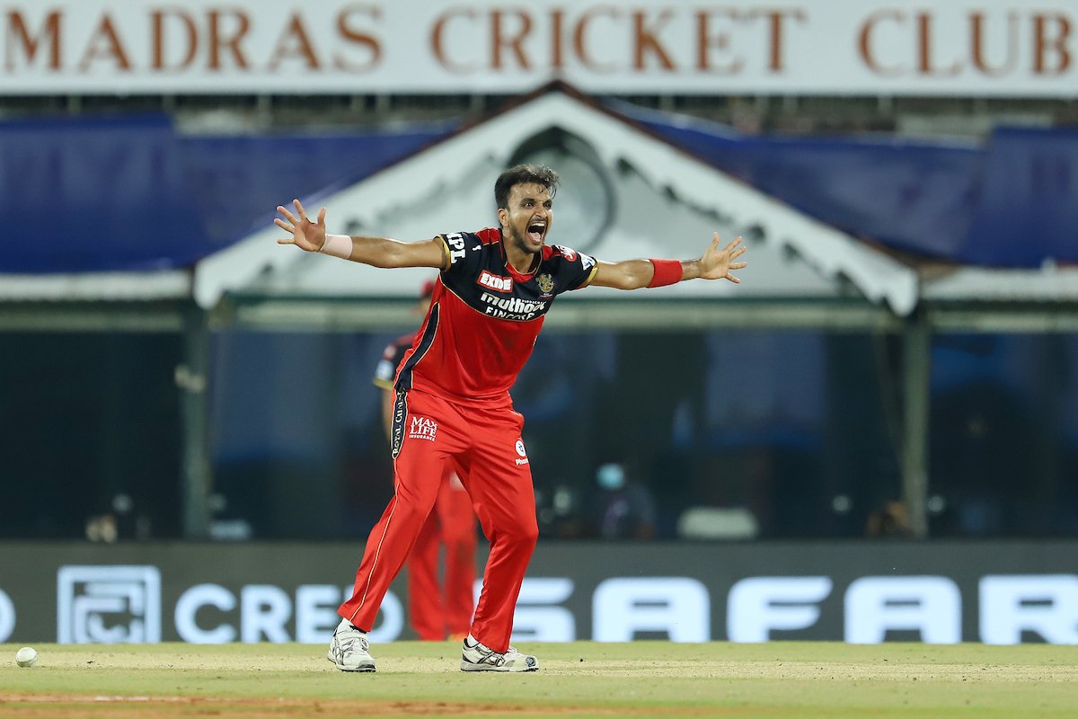 Harshal Patel picked the 1st ever fifer against MI in IPL history | IPL Twitter