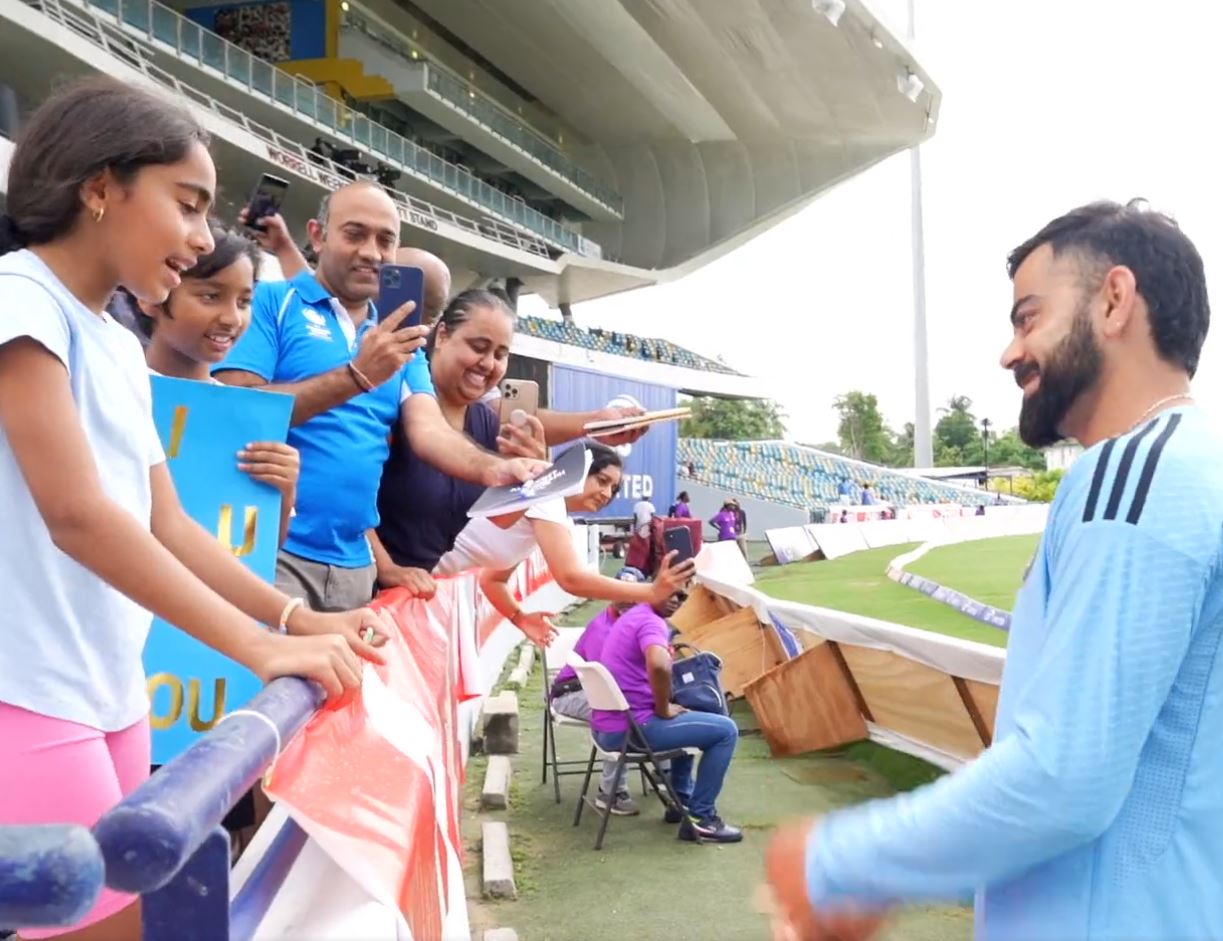 Kohli interacts with the young fan after getting a bracelet from her | BCCI