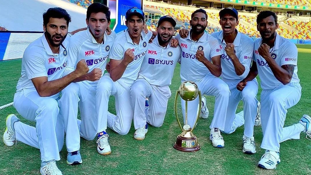Pant, Gill, Sundar, Siraj, Natarajan, Shardul posing with the trophy | Twitter