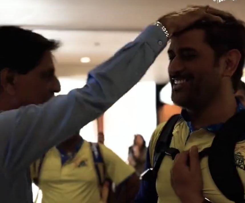 Srikkanth lovingly blessed MS Dhoni | CSK Twitter