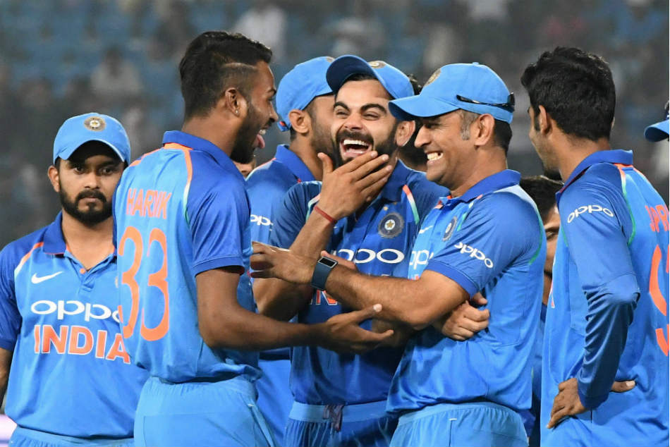 MS Dhoni sharing a laugh with his India teammates