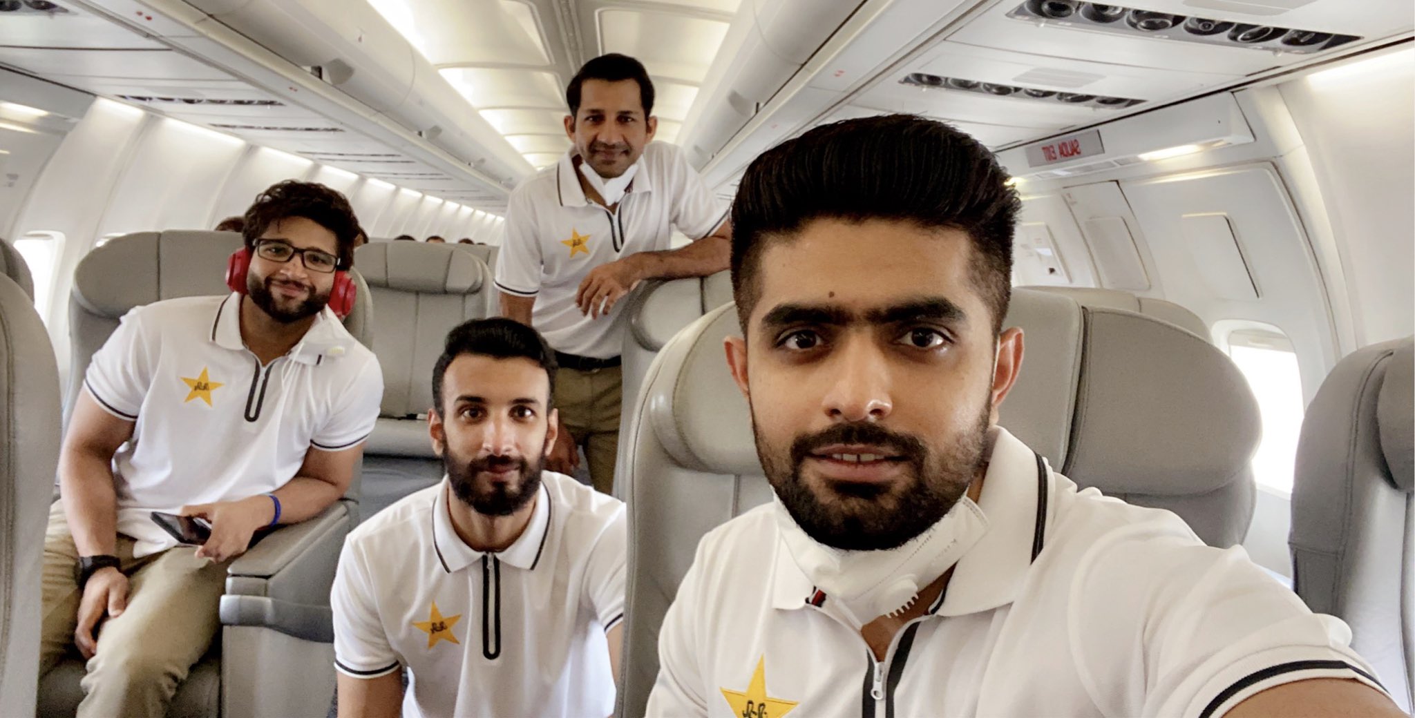 Pakistan players tested COVID-19 negative after arriving in England (Source: @babarazam258/Twitter)