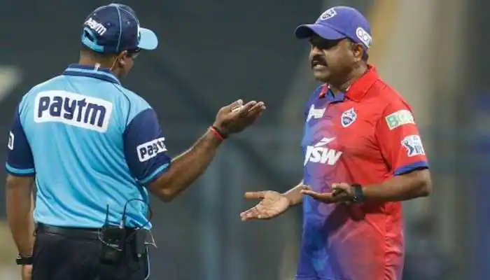 Pravin Amre arguing with the umpire | Twitter