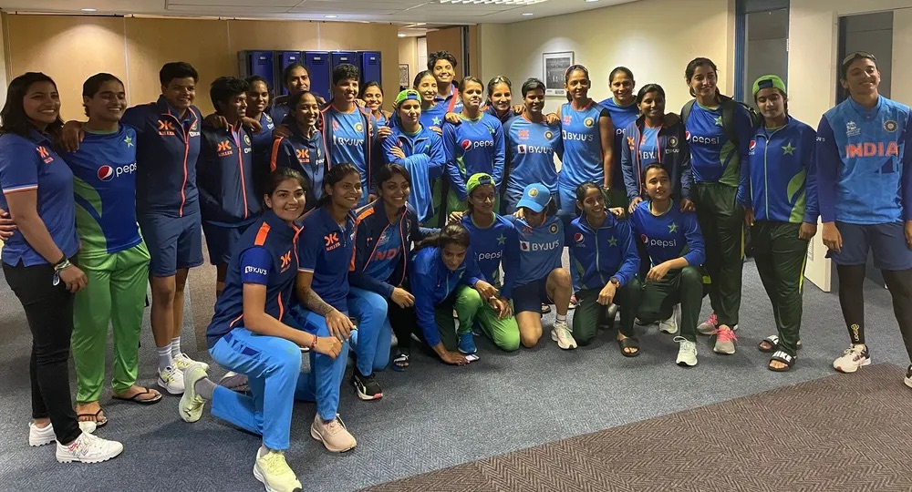 India and Pakistan players pose for a photo | Twitter