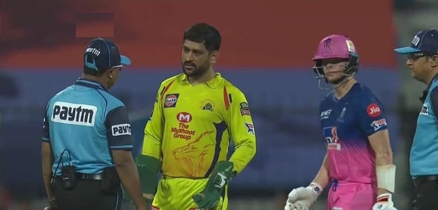 MS Dhoni argues with umpire after Tom Curran was recalled as replays showed ball touched the ground