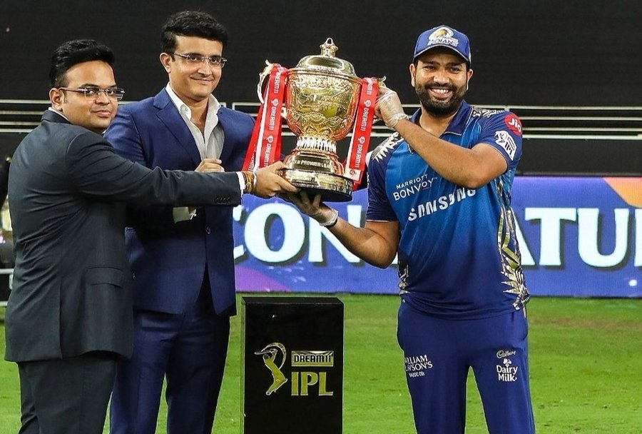 Rohit Sharma receiving the IPL trophy | IPL/BCCI 