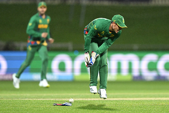 The ball touched De Kock's glove on the ground, giving Zimbabwe 5 penalty runs | Getty