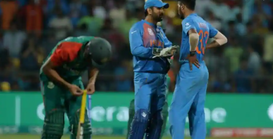 MS Dhoni giving advice to Hardik Pandya in the final over of 2016 T20 World Cup match against Bangladesh | AFP