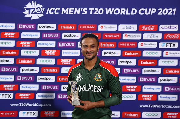 Shakib Al Hasan with his Player of the Match award | Getty