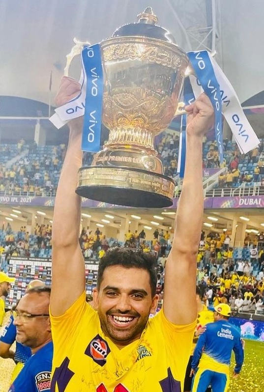 Deepak Chahar with IPL 2021 trophy | Instagram