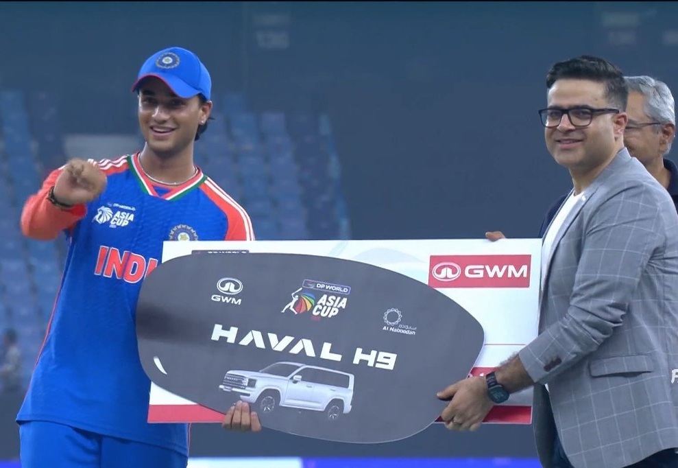 Abhishek Sharma receiving a car as Player of the Tournament award | X 