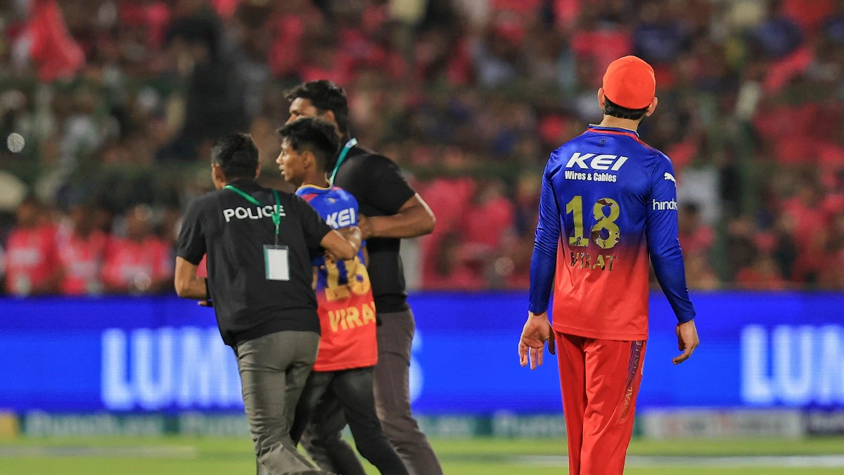 This was the second time a fan broke security and entered the field to meet Virat Kohli |BCCI-IPL