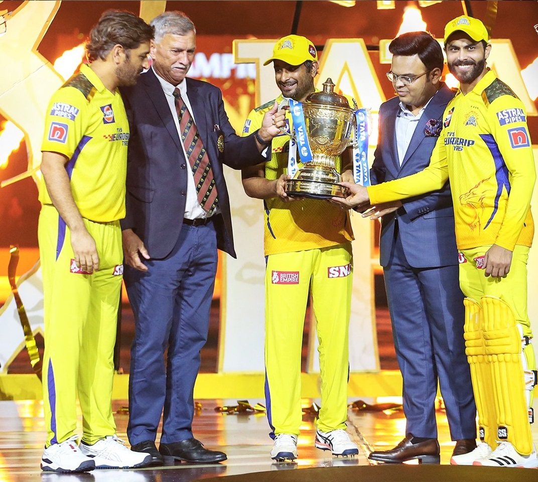 Ambati Rayudu lifting the IPL trophy with Jadeja and Dhoni | CSK Twitter
