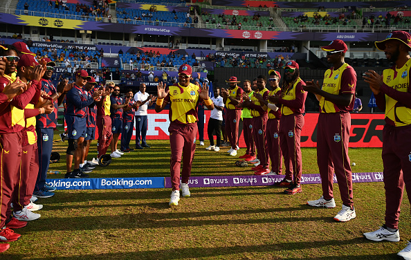 Dwayne Bravo receiving guard of honour from his teammates | Getty