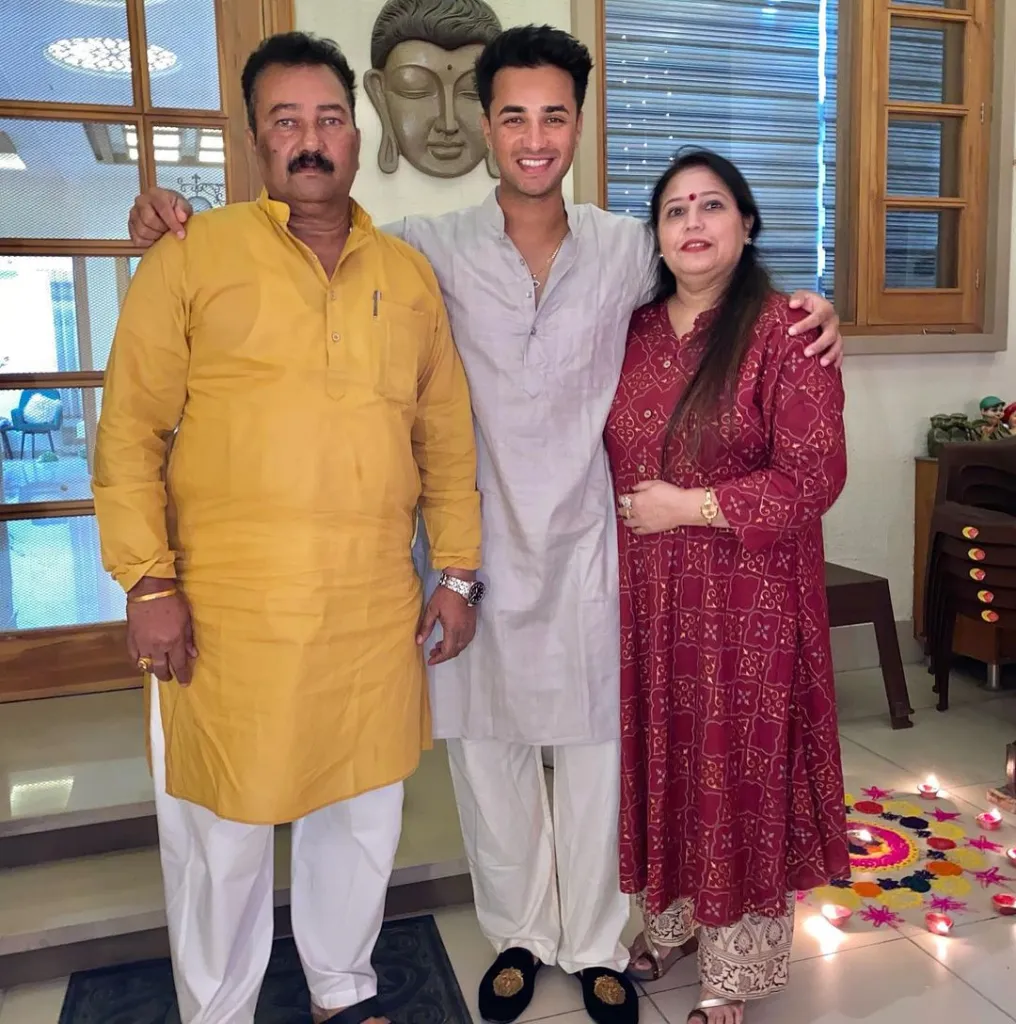 Abhishek Sharma with his parents | Instagram