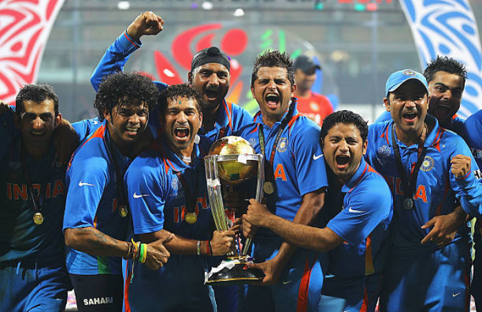 विश्वकप ट्रॉफी के साथ सचिन तेंदुलकर और भारतीय टीम | Getty