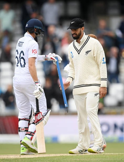 Joe Root and Daryll Mitchell | Twitter 