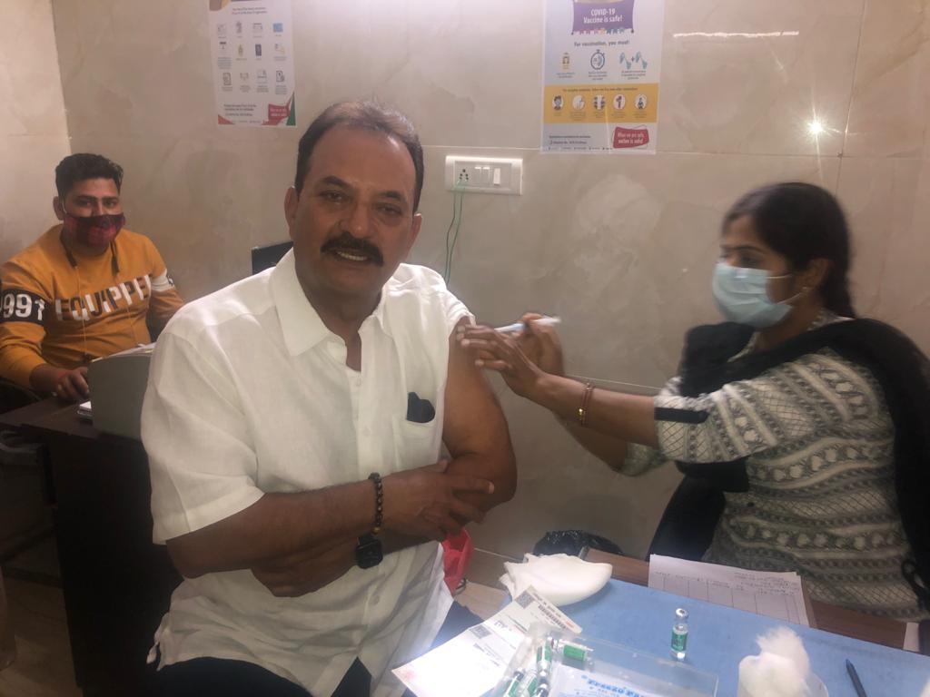 Madan Lal gets the first dose of the COVID-19 vaccine in Delhi | Twitter