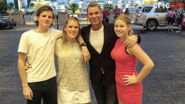 Shane Warne with his children | Instagram