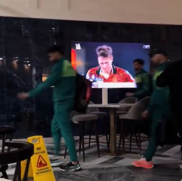 Pakistan players walk past screen playing IPL 2024 final | X