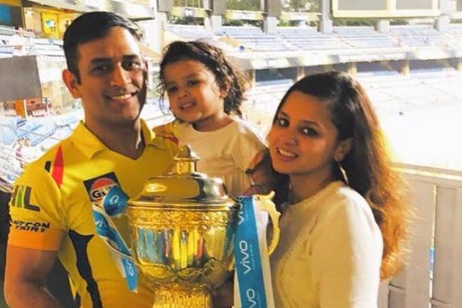 Dhoni and family poses with IPL trophy | Twitter