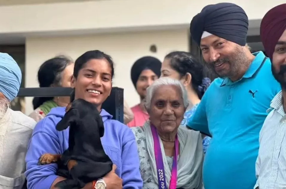 Amanjot Kaur with her grandmother | X