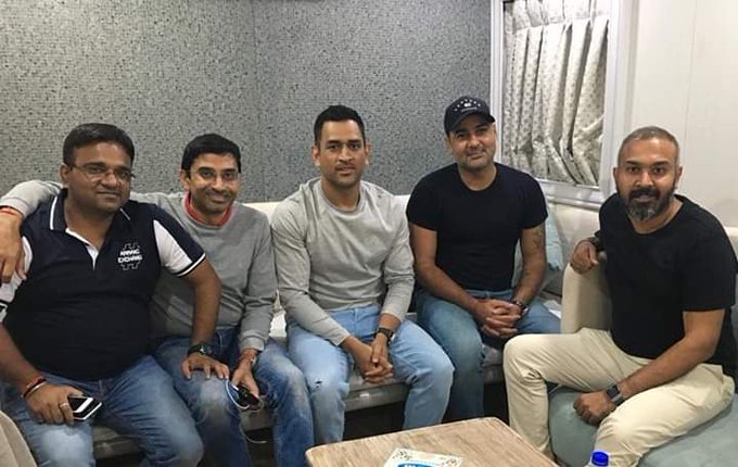 MS Dhoni with his friends | Twitter