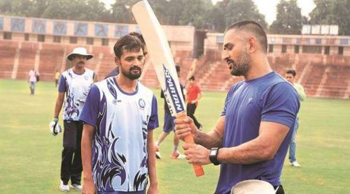 Nadeep with Dhoni during Jharkhand training | Sportstar