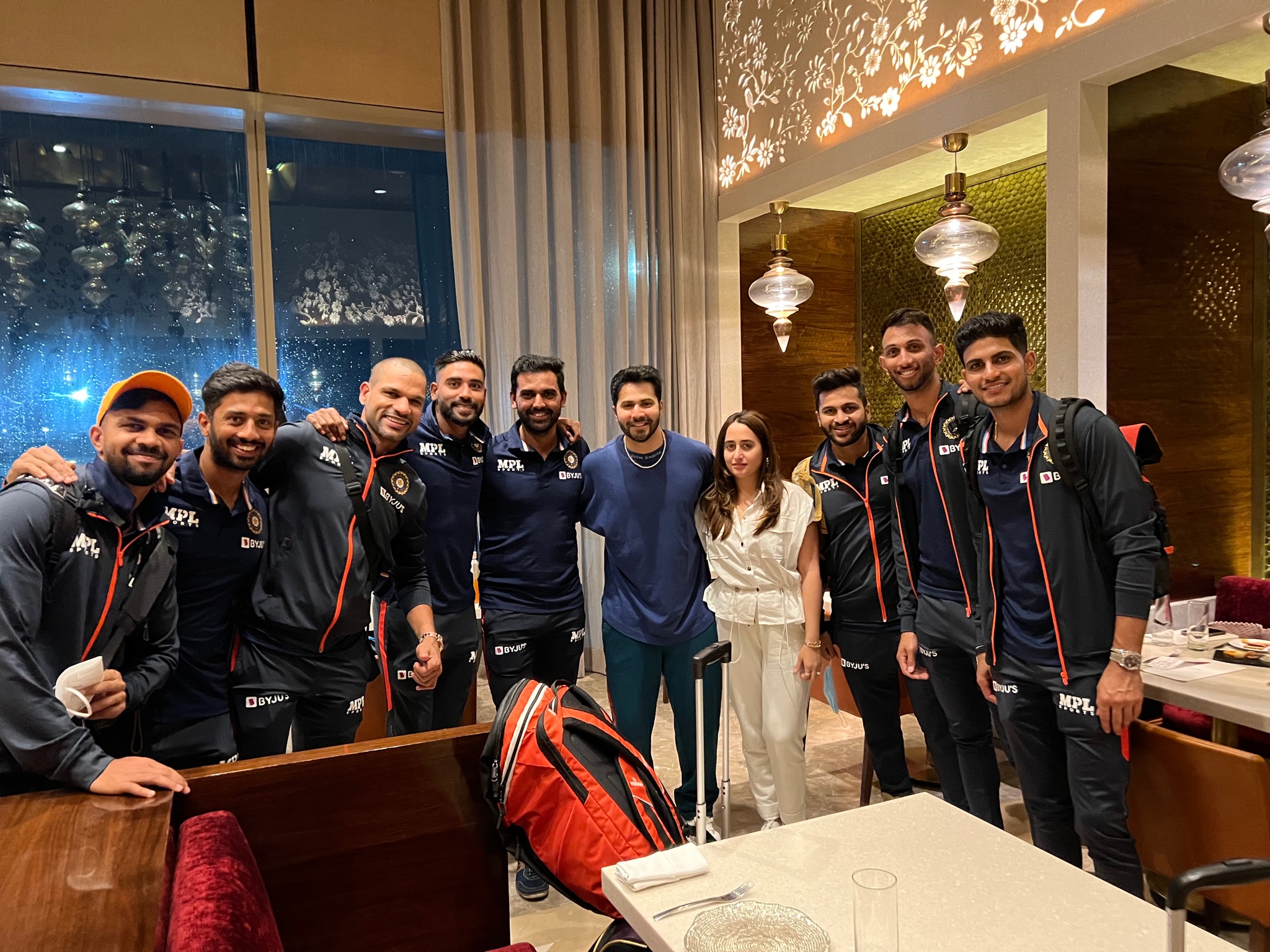 Varun Dhawan poses with Team India | Twitter