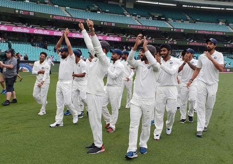 Team India acknowledges the crowd at SCG after winning the series | Twitter