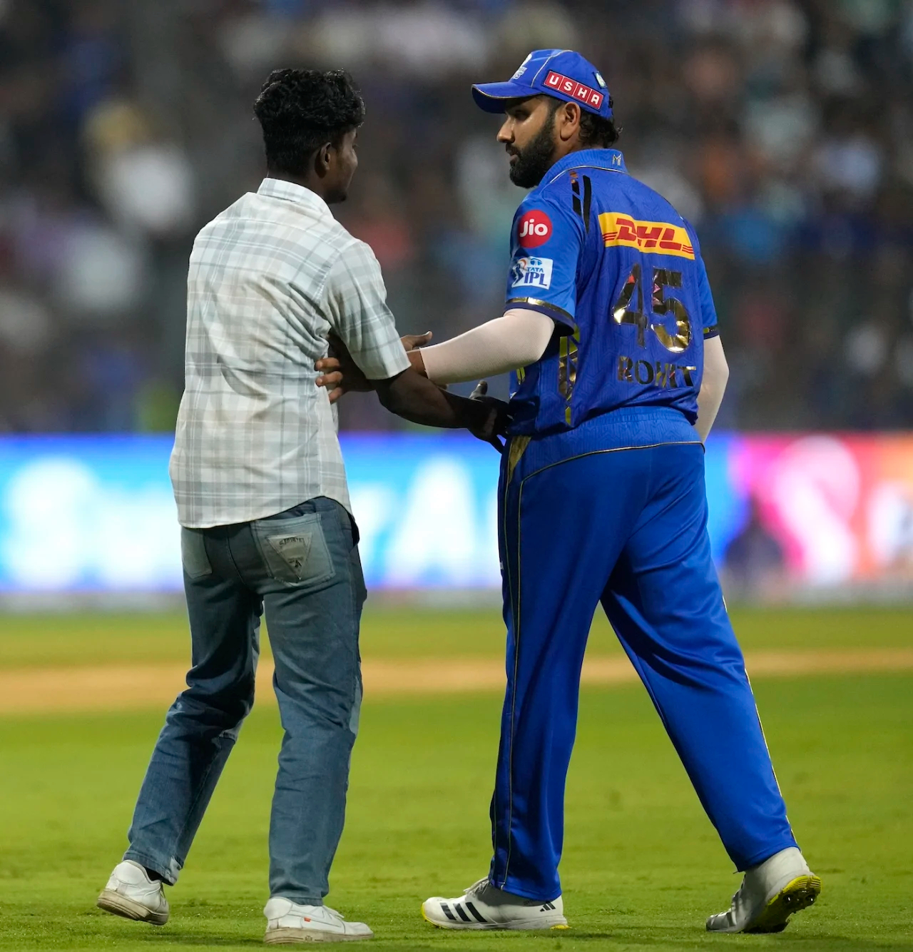 Rohit Sharma startled by a fan who invaded the field | BCCI-IPL