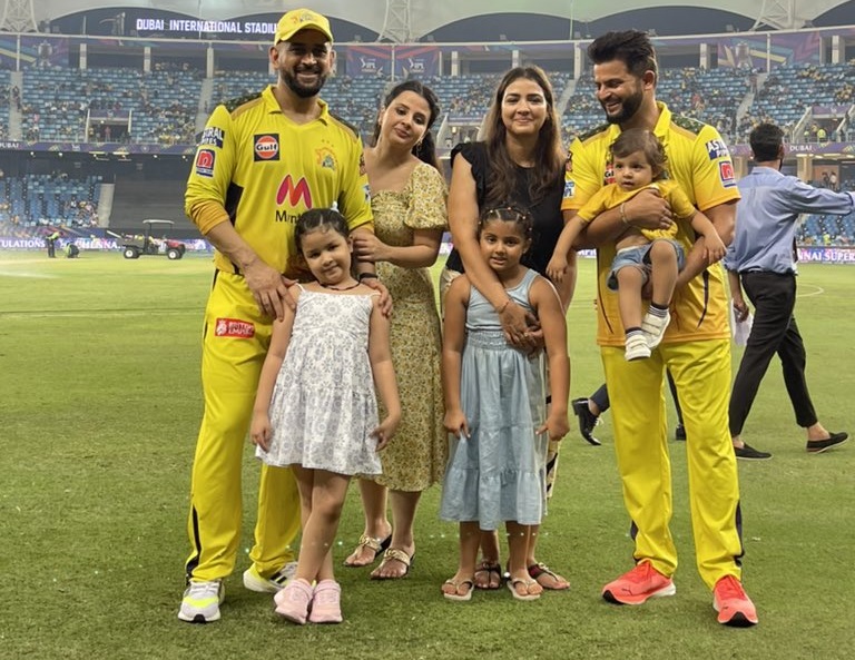 MS Dhoni and Suresh Raina with their family | Twitter