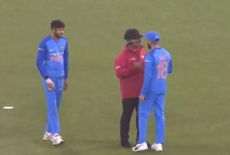 Virat Kohli argues with the umpire as Khaleel Ahmed looks on | Twitter 