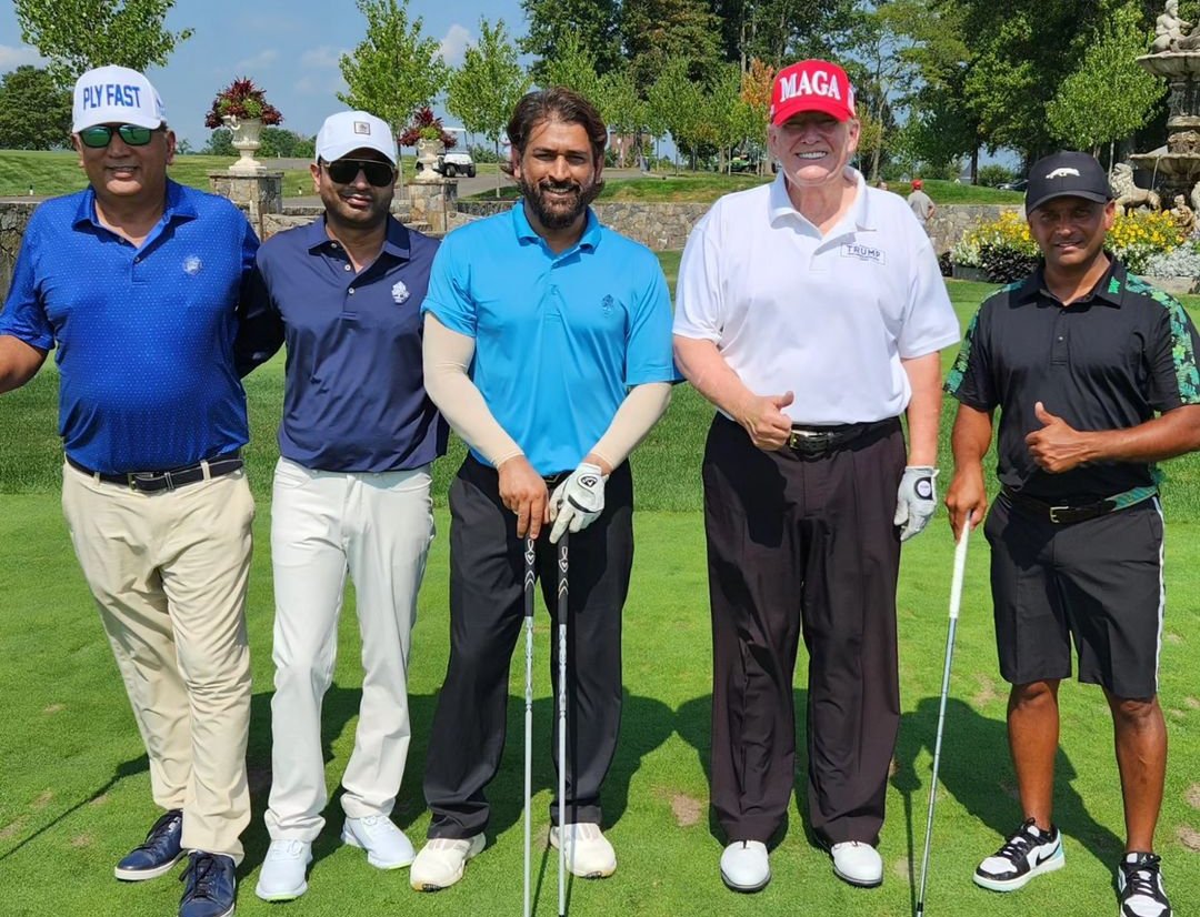 MS Dhoni posing alongside former US president Donald Trump | hitesh412740/Instagram