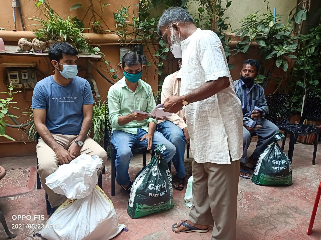 Mithali Raj's father distributing food grains to auto drivers | Twitter
