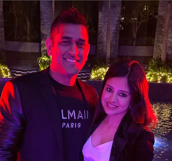 Dhoni and Sakshi poses for a beautiful click | Instagram