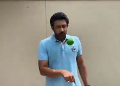 Kumble doing the challenge with just his knuckles | Twitter