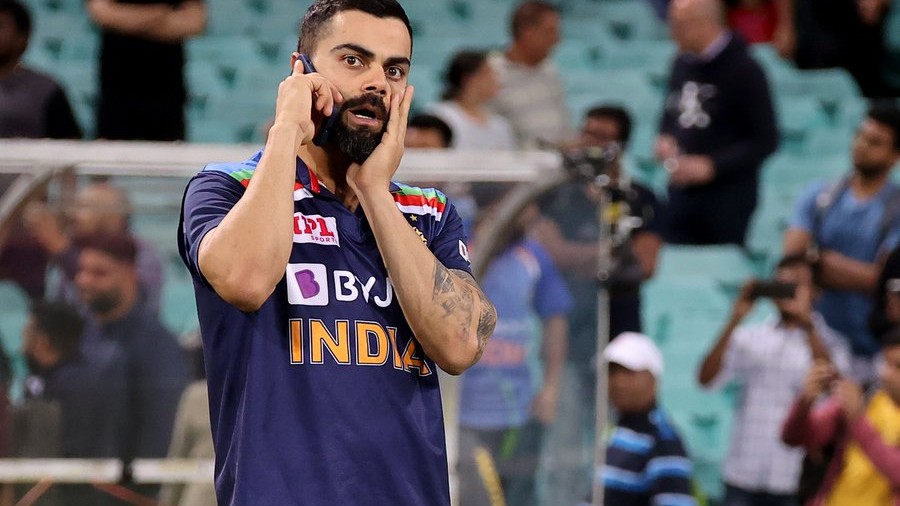 AUS v IND 2020-21: Fans share hilarious captions on Virat Kohli's picture with mobile phone