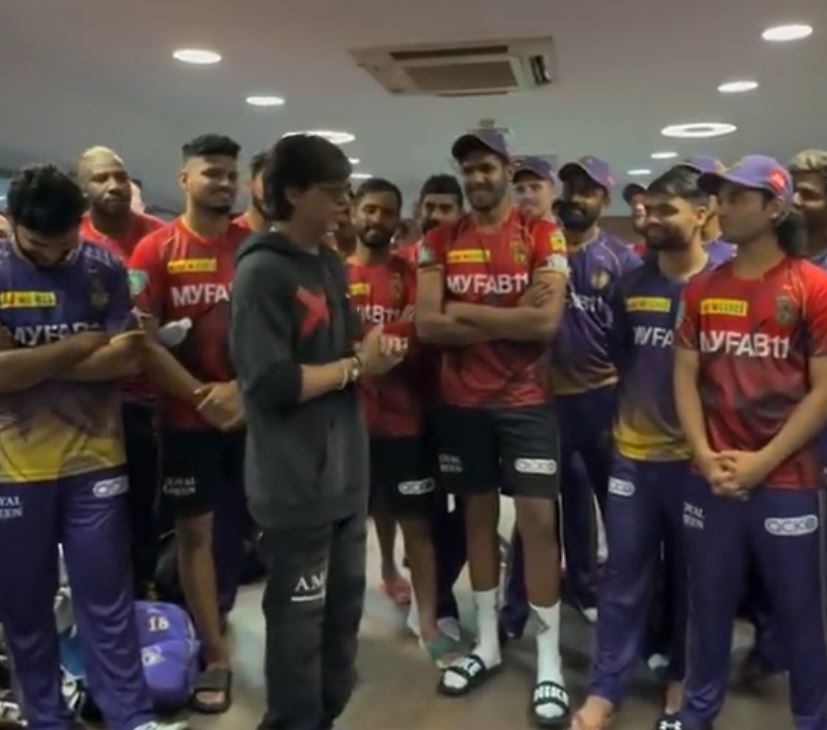 Shah Rukh Khan giving a special message to KKR team after win over RCB | KKR Twitter