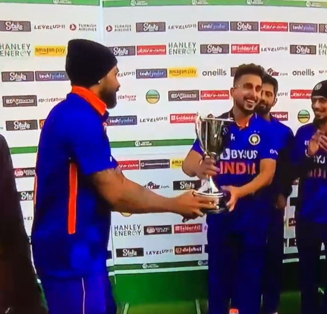 Hardik Pandya handed over the trophy to Umran Malik | Twitter