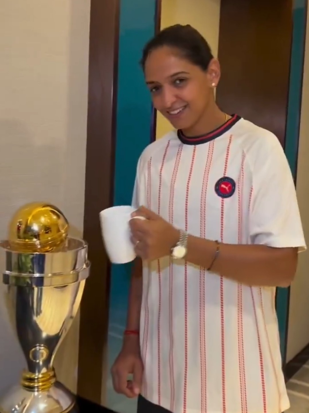 Harmanpreet Kaur with a cup and ICC World cup trophy | X