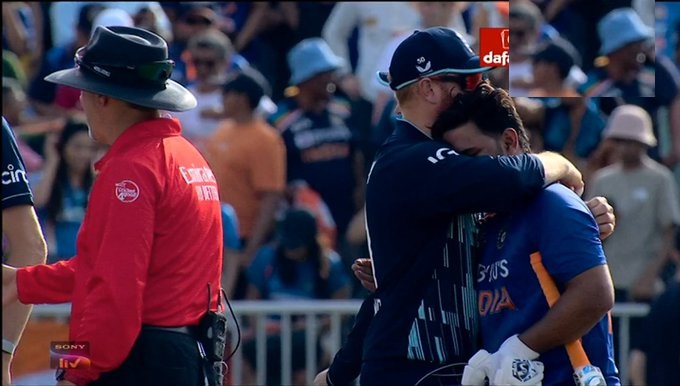 Rishabh Pant gets a hug from Jonny Bairstow | Twitter