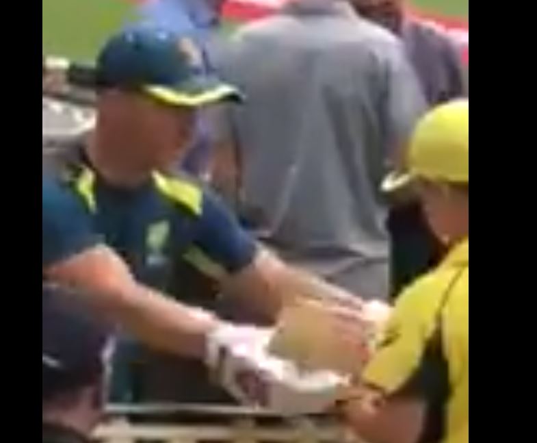 Warner gifts his bat to a young fan | Twitter