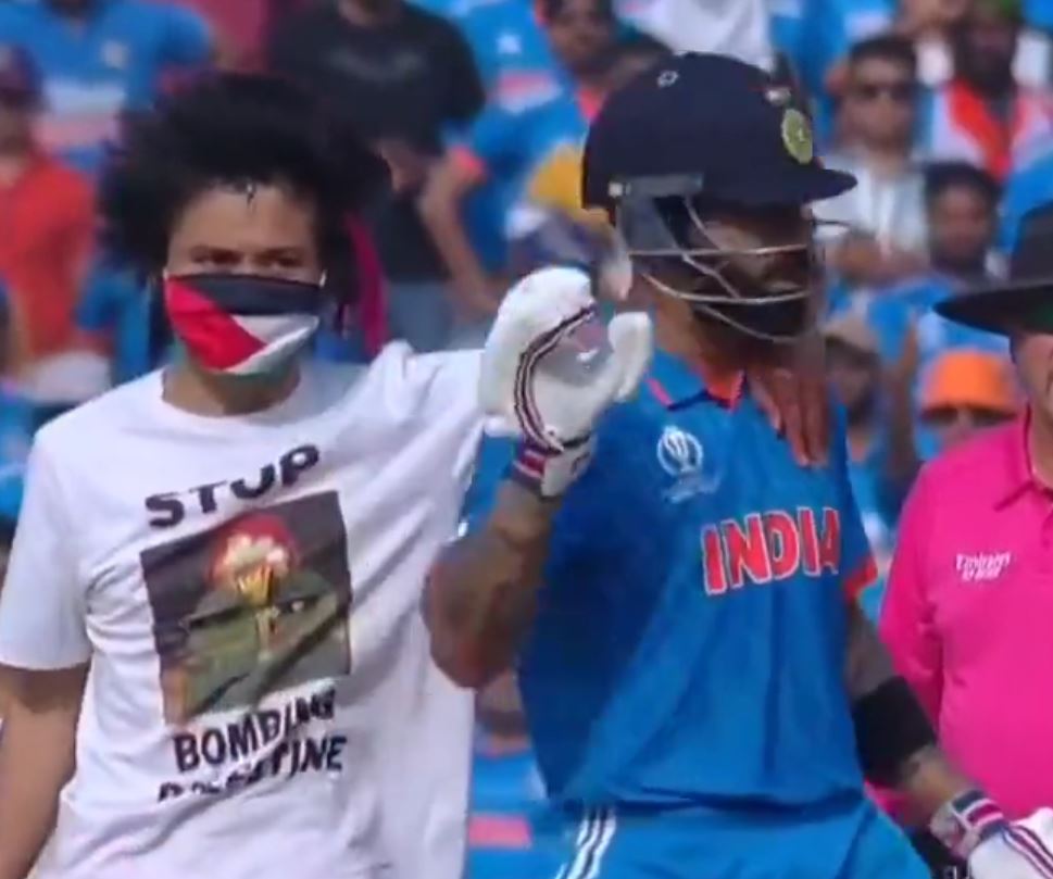 Kohli seemed uncomfortable with the protestor getting this close to him | X