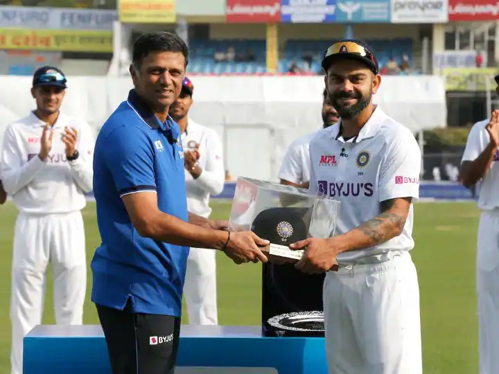 Kohli receiving his 100th Test cap from coach Rahul Dravid | BCCI