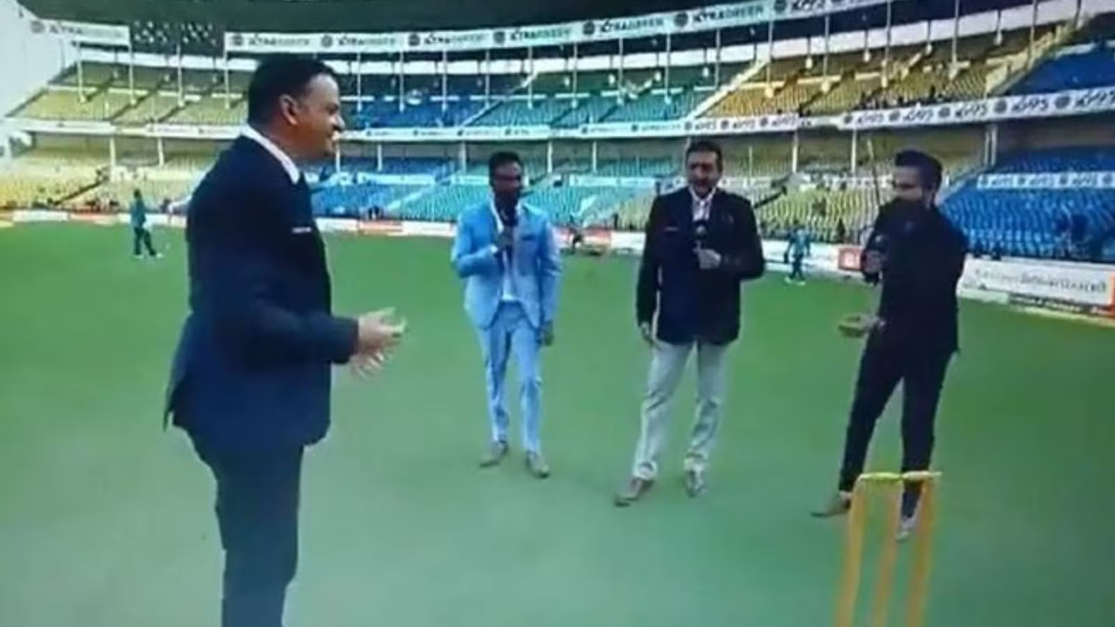 Irfan Pathan and Ravi Shastri tested Mark Waugh's slip catching | Twitter